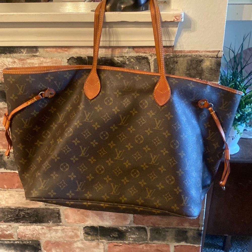Re-listing Authentic Louis Vuitton Neverfull GM.. Price is Firm!
